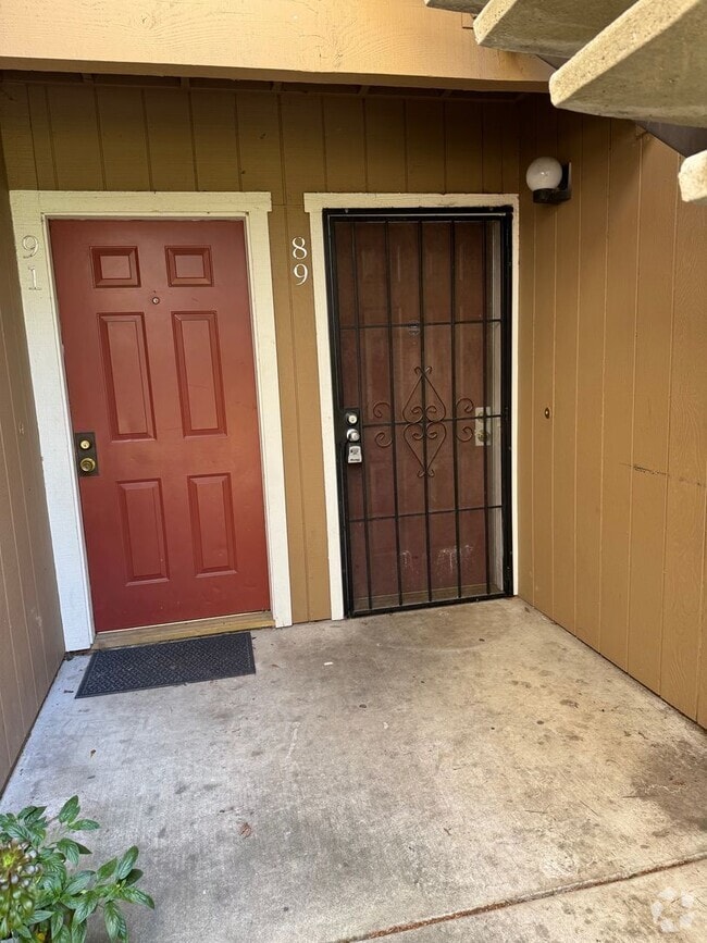 Building Photo - Recently remodeled spacious townhome with ... Unit 89