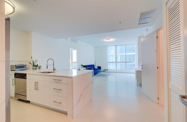 Building Photo - 300 S Biscayne Blvd Unit T-2104 Rental
