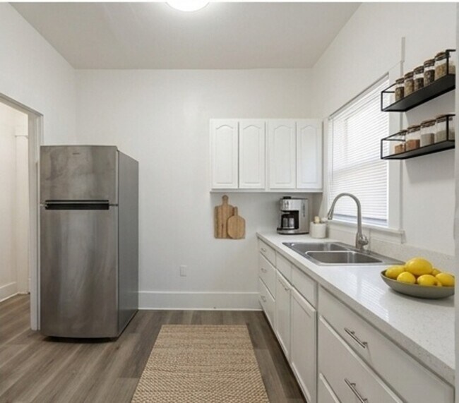433 W 4th St Unit 433