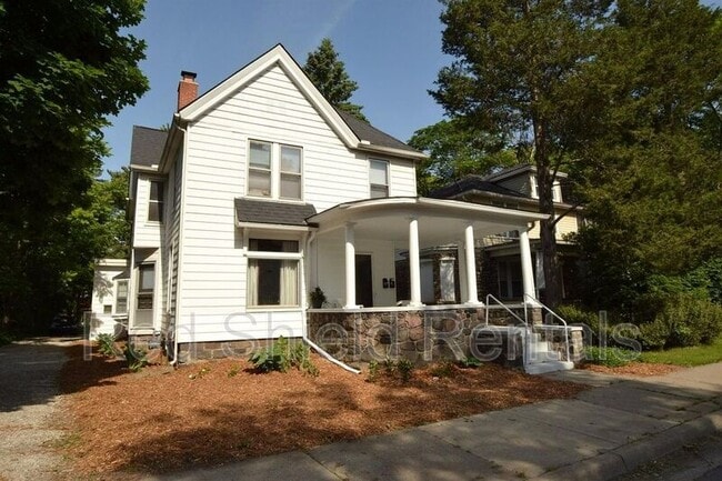 Building Photo - 113 N Hamilton St Unit Apt 2