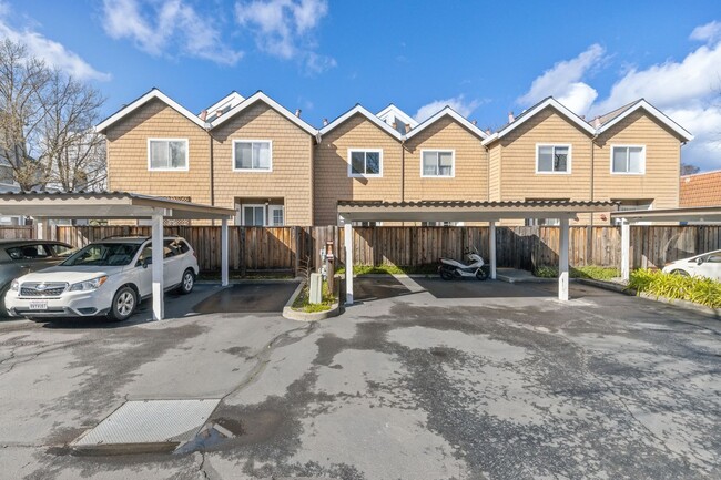 Bright 2 Bedroom 1.5 Bath Condo with Priva... - Bright 2 Bedroom 1.5 Bath Condo with Priva...