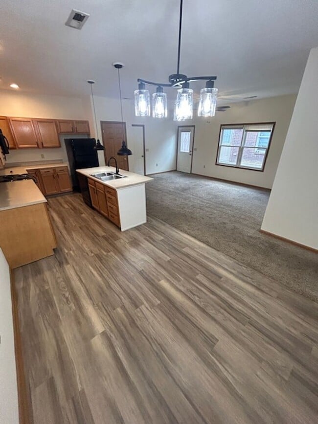 Building Photo - Modern Brick Ranch with 3 Bedrooms, 1.5 Ba... Unit 1529-D Williamsburg Pl Rental