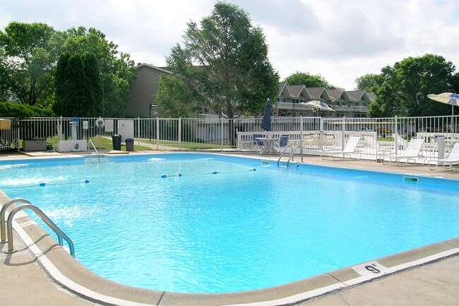 Piscina - Summit Lake Apartments and Townhomes