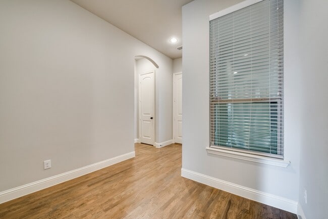 Photo - 923 Whitehall Dr