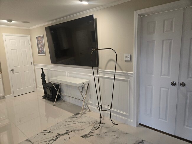 Televisor inteligente de 80 pulgadas - 240 Boca Ciega Ct Unidad Private Quite Luxury Furnished Apartment