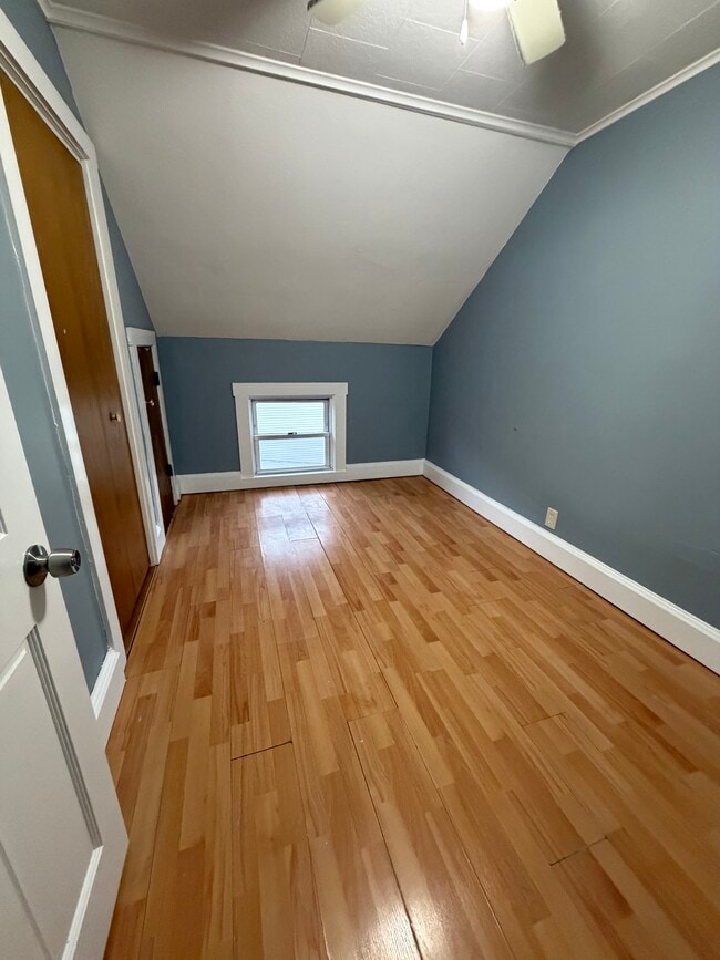 Photo - 571 Slade St