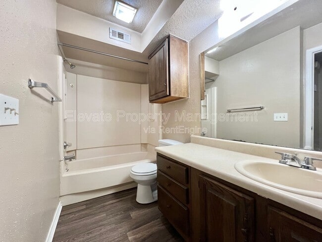 Building Photo - 14407 N Pennsylvania Ave Unit 12b