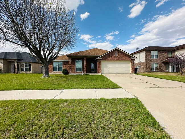 Building Photo - Saegert Ranch Gem!!!