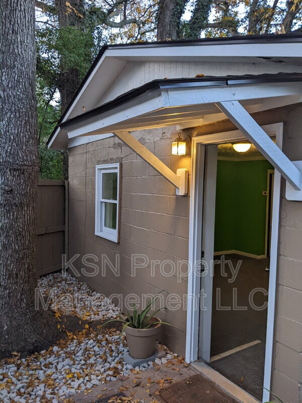 Photo - 514 E 64th St House