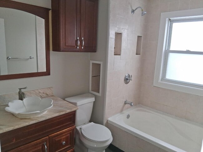 Photo - 1337 E 84th St