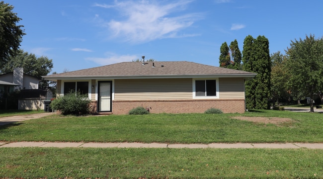 Building Photo - Lovely 3 Bedroom, 1 bath house available now.