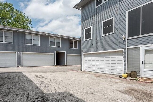 Building Photo - This Townhome is a true gem
