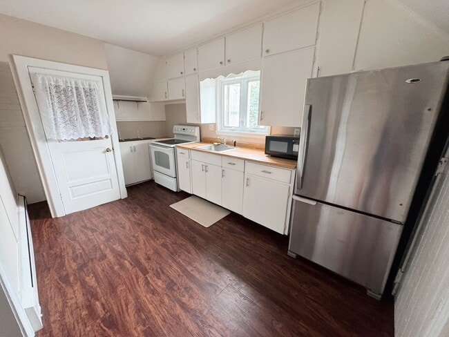 Building Photo - 158 Christiana St Unit Upper  in Duplex