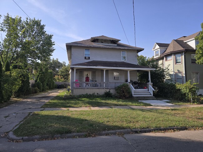 Photo - 320 1/2 Highland Ave. Upper Apartment