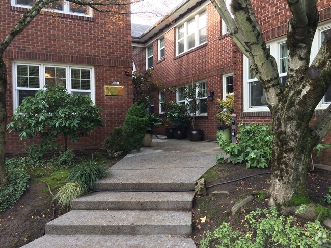Building Photo - 701 NE 28th Ave Rental