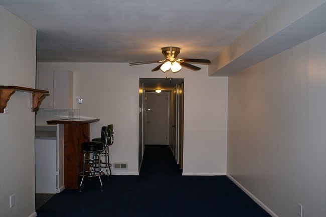 Folleto del edificio F del Centro del Distrito Carter - 2141 Benson St Unidad 1