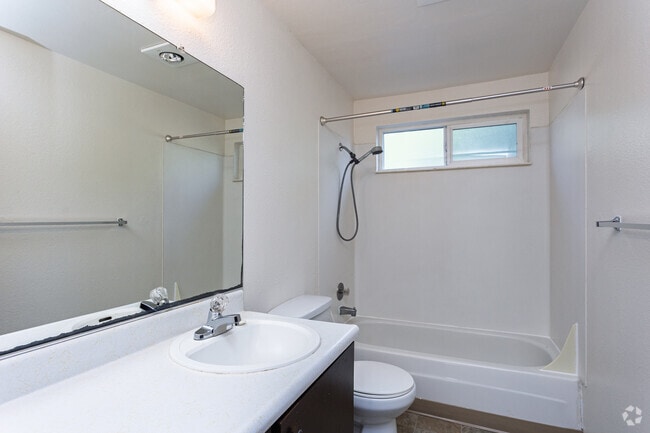 2 habitaciones, 1 baño - 890 pies cuadrados - Baño - The Park at Fife