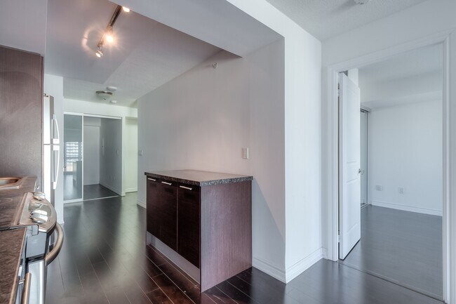 Photo - 386 Yonge St Unité 1816