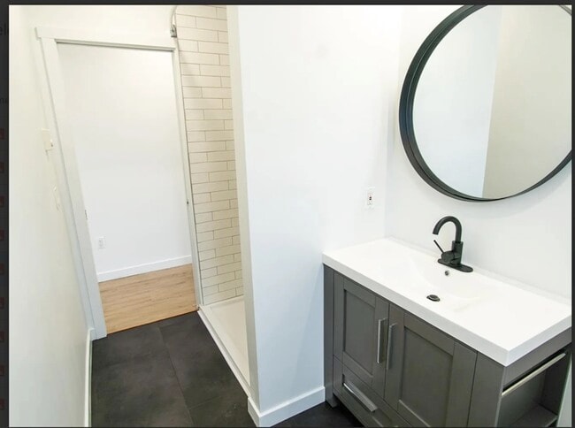 Full bath - 1915 W Livingston St Unit #2