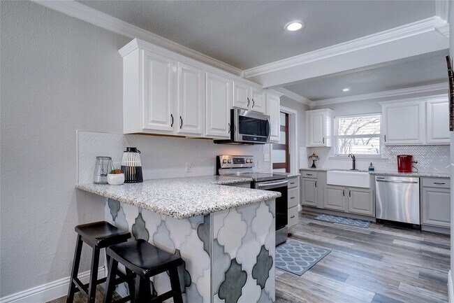 Photo - 108 N Jarvis Ln