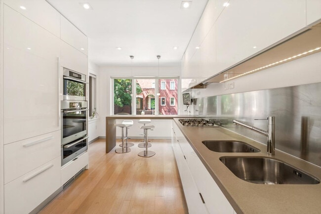 Photo - 3927 Georgetown Ct NW