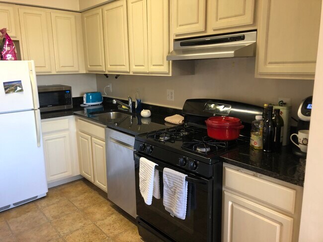 Photo - 2103 Walsh View Ter Unidad 302