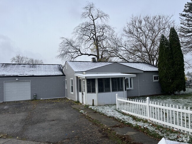 Building Photo - 2027 Sweetbriar Ln Rental