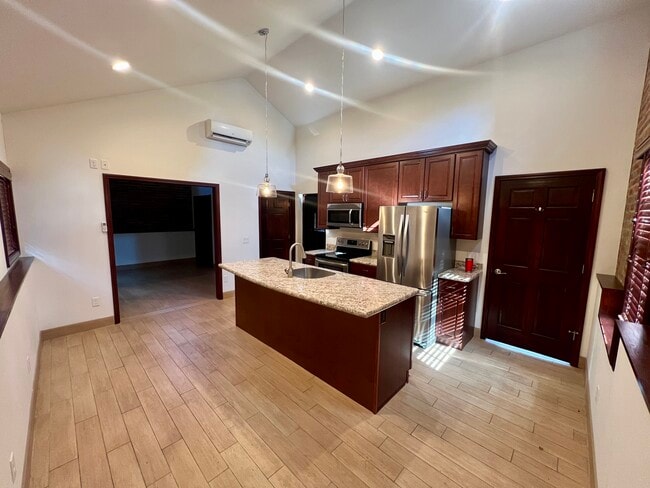 Building Photo - 104 Linwood Ave Unit 102 Carriage House