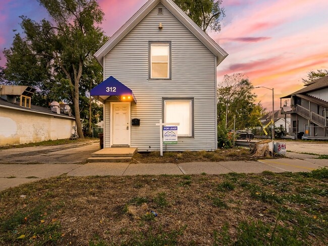 Building Photo - Beautifully Updated 4-Bedroom Home in the ...