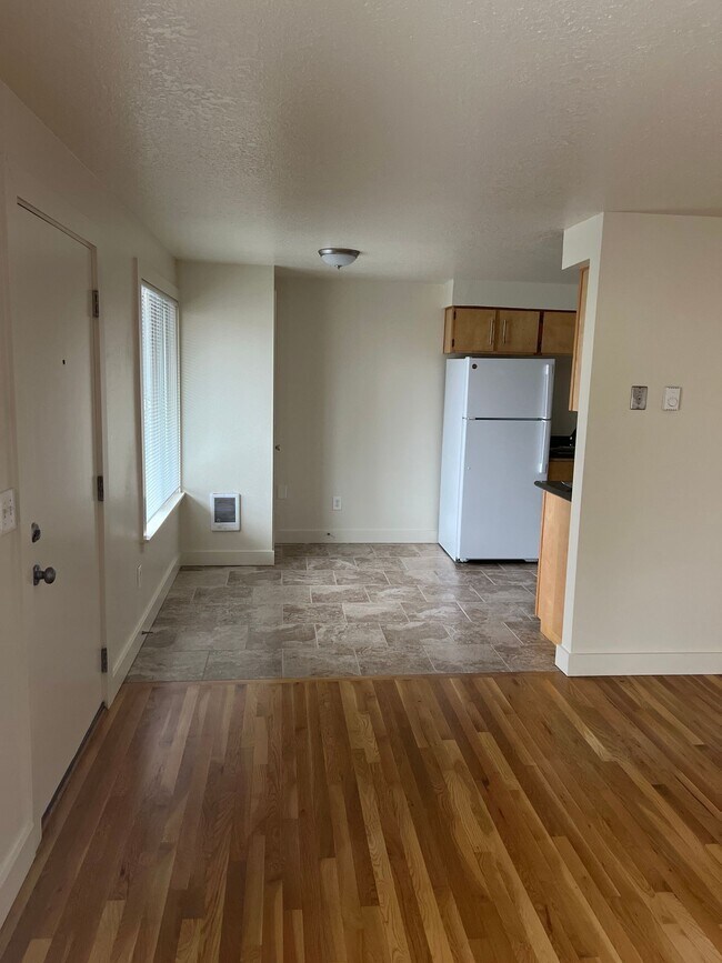 Photo - Ainsworth Court Hardwoods Parking Pets Unidad 5