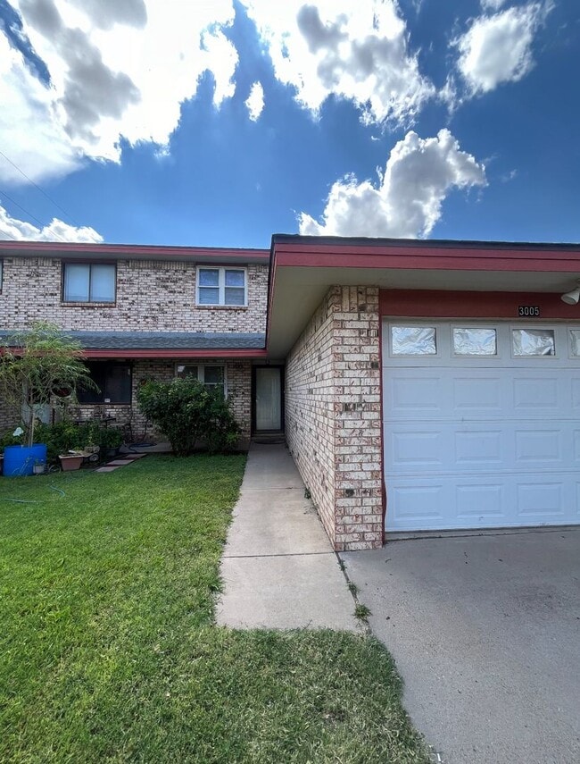 Building Photo - Townhouse with Garage!