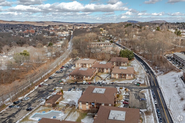 495-525 calle corona - Crown Village