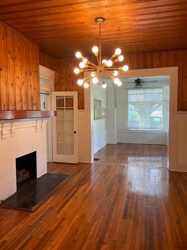 Large Downstairs unit - 1100 sq feet - 616 W Azeele St Unit #1