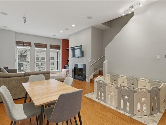 Dining room/living room - 842 W 15th Pl