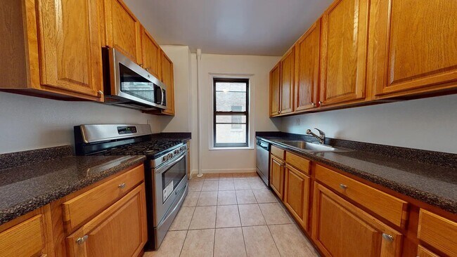 Photo - 656 W 204th St Unidad 34