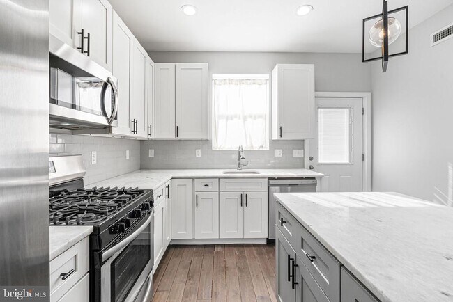 Photo - 2122 Sears St