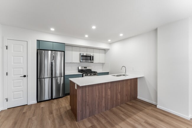 Photo - 12327-12107 107 St NW