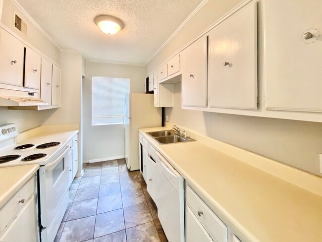 Photo - 1208 Bush River Rd Townhome