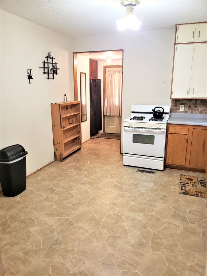 Cozy 3 bed 1 bath house Available - Cozy 3 bed 1 bath house Available