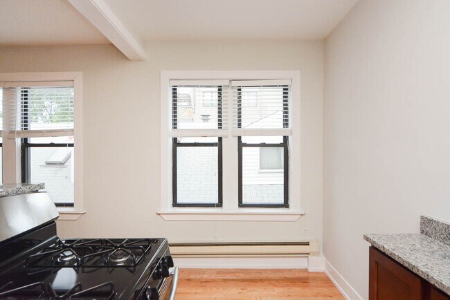 Photo - 1034 W George St Unit 24
