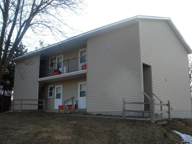 Building Photo - 2703 Fryklund Dr Unit 2