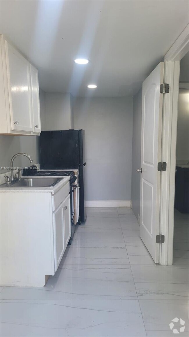Building Photo - 6241 SW 17th St Rental