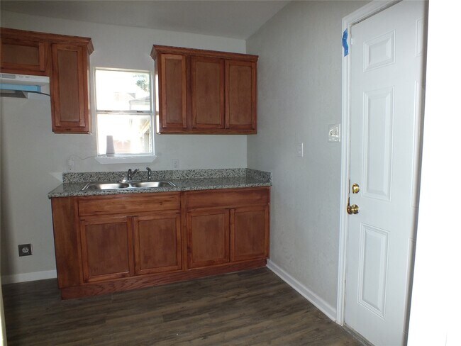 Photo - 1706 Wipprecht St