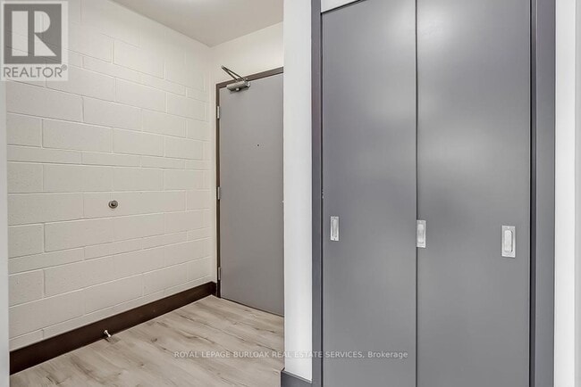 Photo - 121 King St E Unité 201