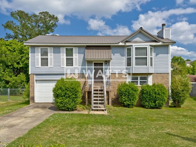 Building Photo - 3-Bed, 2-Bath Split-Level Home in Forestdale
