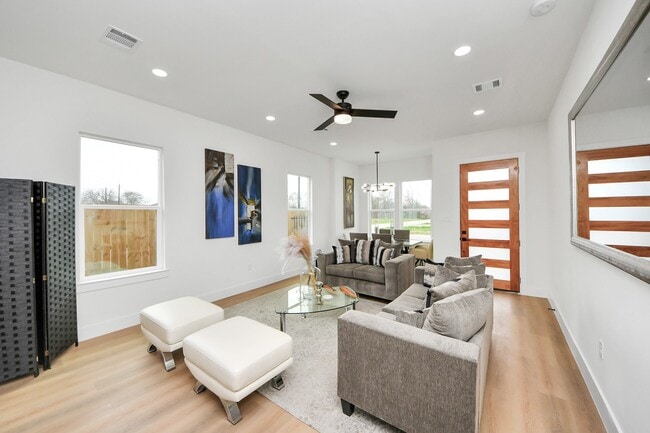 Photo - 8815 Edgar St
