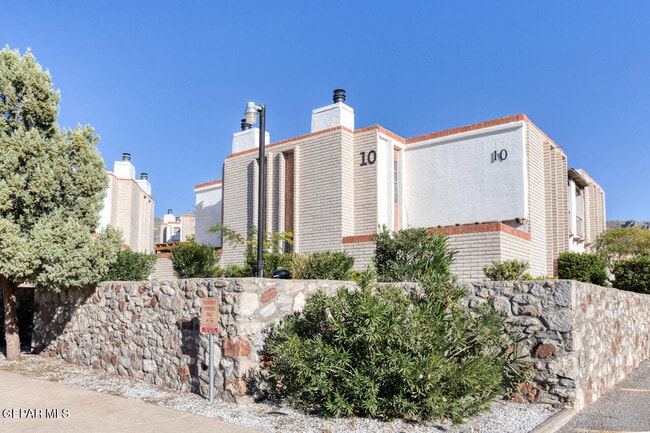 Building Photo - 6201 Escondido Dr Unit 10 D