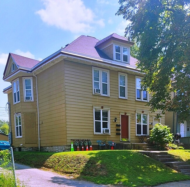 Building Photo - 2590 East Ave Unit 2590 Rental