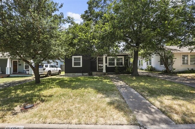 Photo - 409 Genard St House