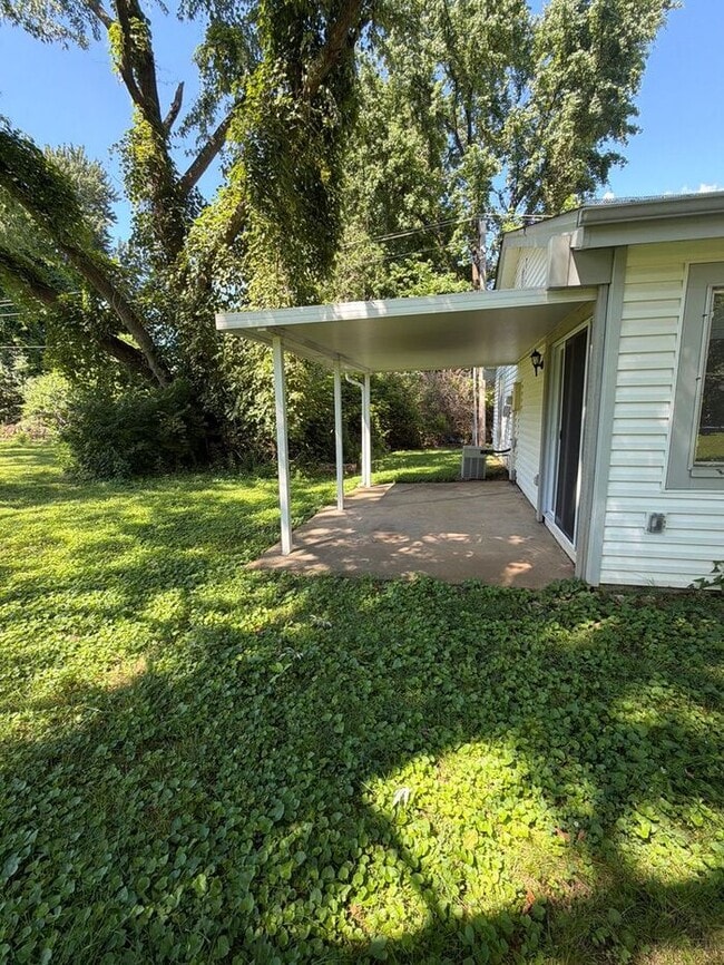Photo - Welcome home to this spacious 3-bedroom, 2-bathroom home in the heart of Florissant!